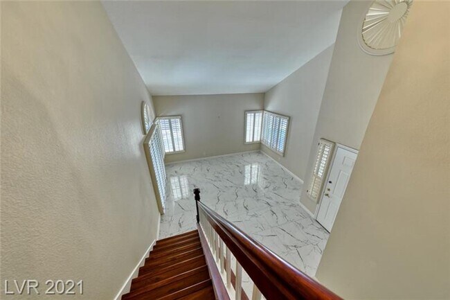 Building Photo - Gorgeous 4 bedroom home with large corner ...