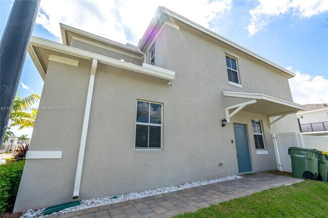 Building Photo - 750 SE 16th Ct