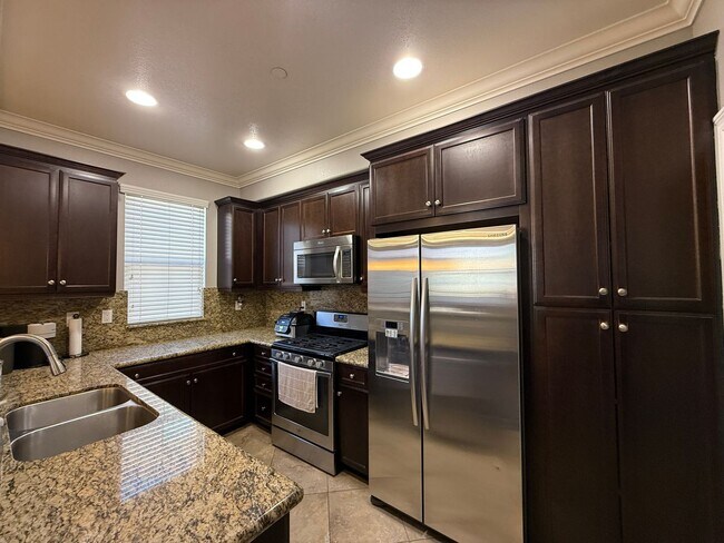 Building Photo - Tri-level 3-bedroom 3-bathroom townhouse located in Chula Vista, CA