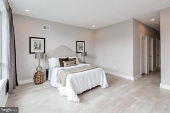 Building Photo - Northern Liberties Townhome with 2 Car Parking