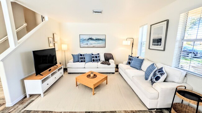 Building Photo - Seasonal/short term/annual  3/3 spacious townhouse with water view off University PKWY