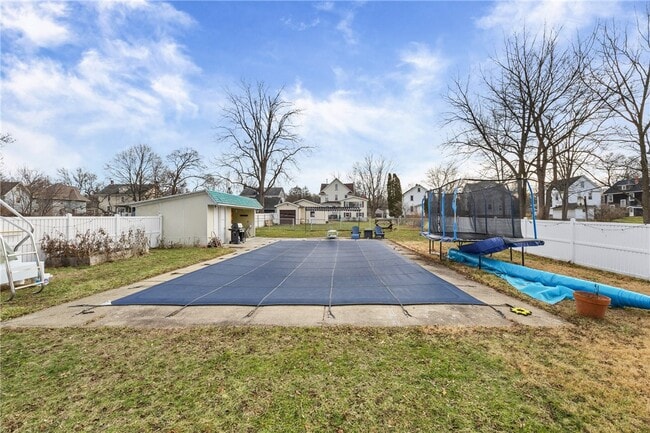 Building Photo - 373 Genesee St