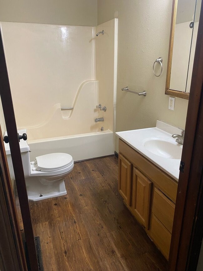 Building Photo - 3 Bed | 1.5 Bath | House