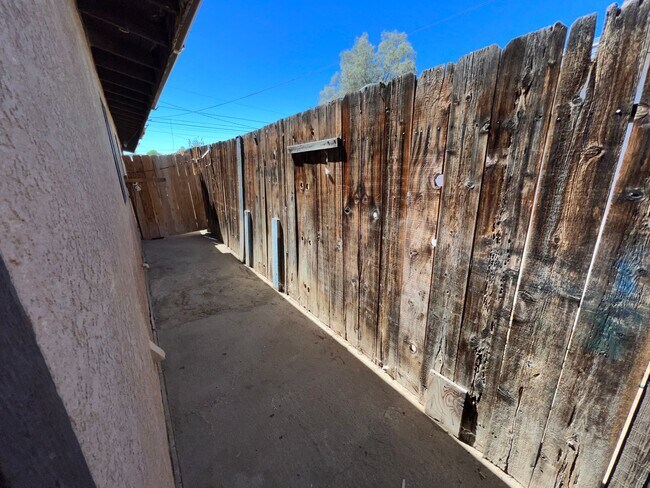 Building Photo - 419 W Wilson Ave