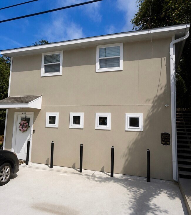 Building Photo - 602 Miles Dr