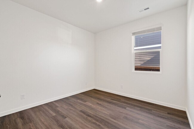 Building Photo - 5000 Alur St