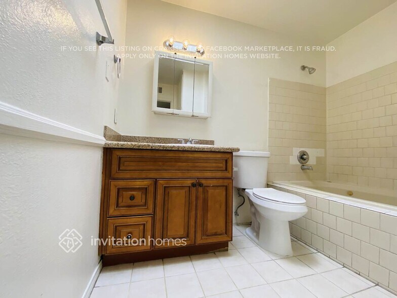 Building Photo - 3735 W Rose Ln