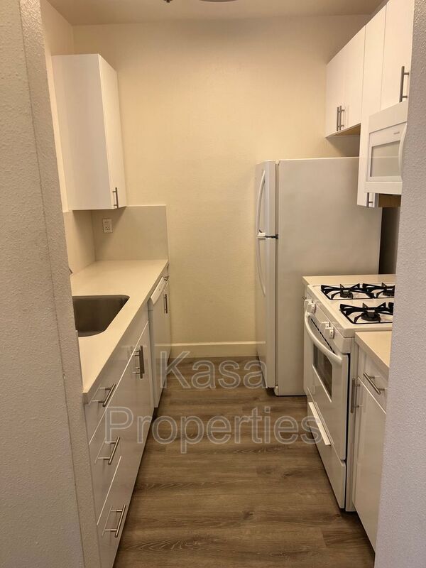Building Photo - 1524 1st Ave