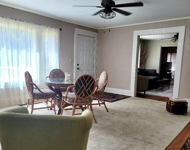 Private reading room - 4037 Hamilton Rd