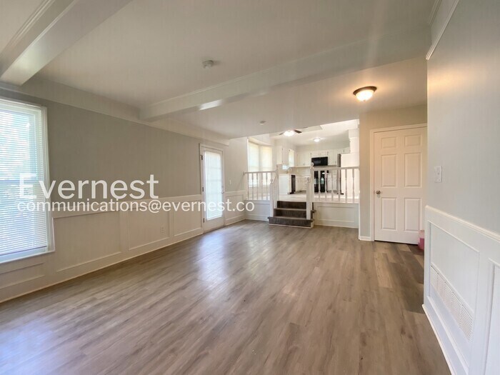 Building Photo - 1104 E Pineview St