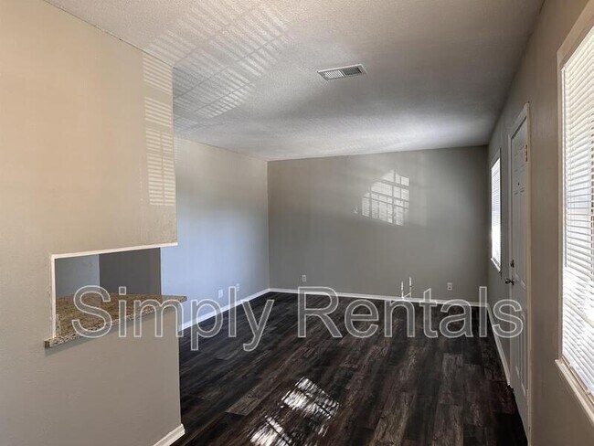 Building Photo - 403 Main St