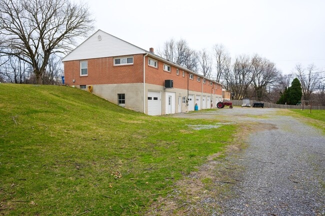 Building Photo - 2305 River Rd