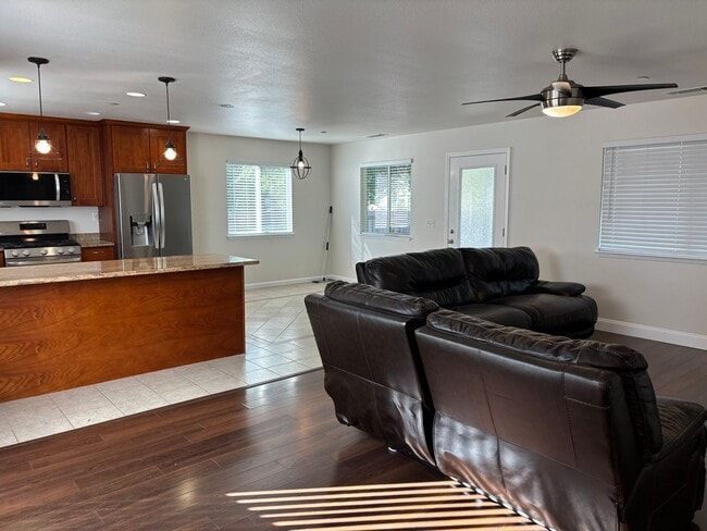 Building Photo - 3 bedroom 2 bath Rincon Valley