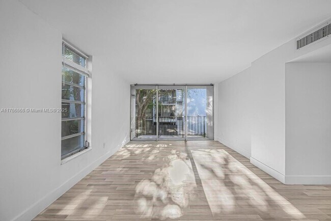 Building Photo - 110 Fontainebleau Blvd