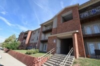 Building Photo - 2 bedroom -2 bathroom top floor apartment