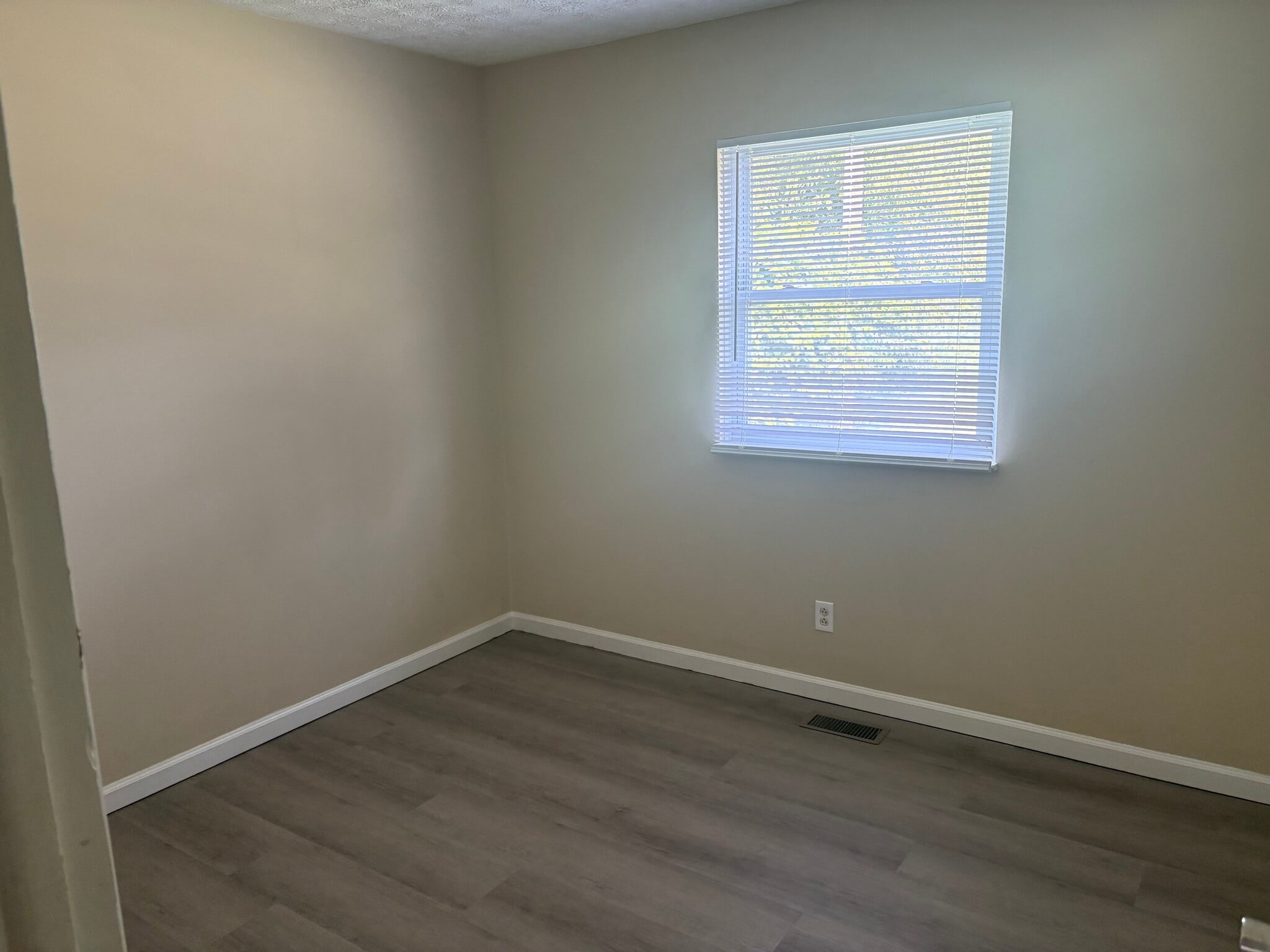 Building Photo - 1197 Silverbrook Dr