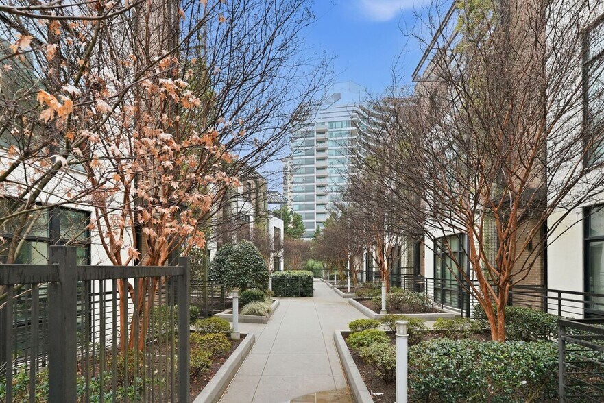 Building Photo - 721 Longleaf Dr NE