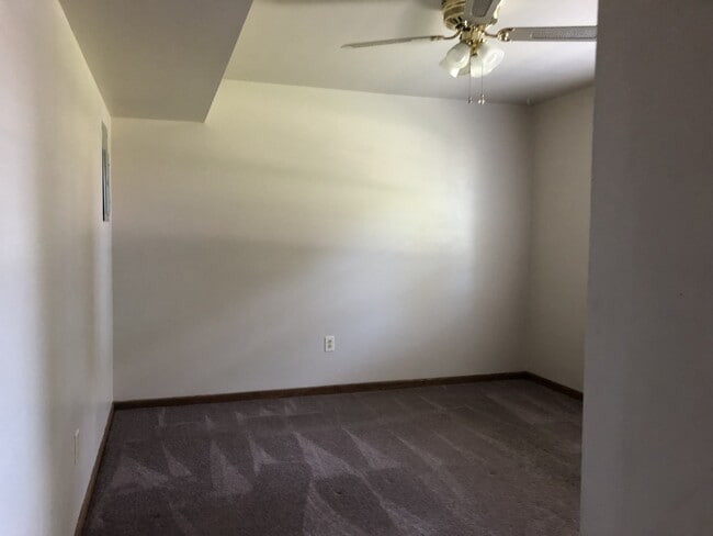 Building Photo - AVAILABLE 7/18/2025 - 4 bedroom house in P...