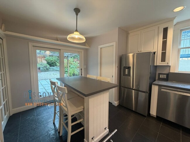 Building Photo - Lakeshore Craftsman with Detached Cottage and Versatile Bonus Rooms