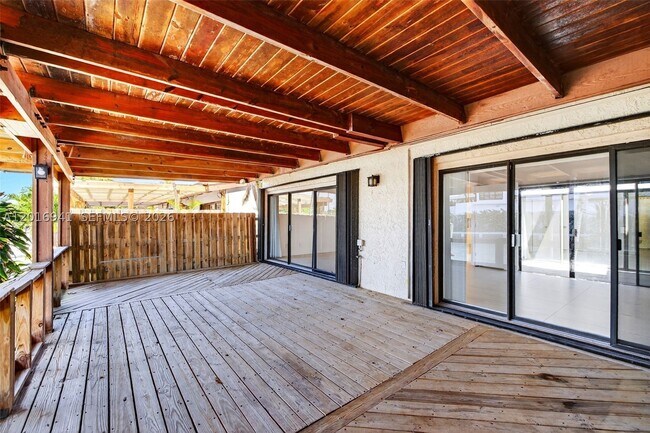 Building Photo - 2619 Parkview Dr S