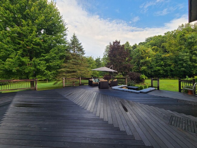 Building Photo - Six Bedroom Home in Park Ridge Estates