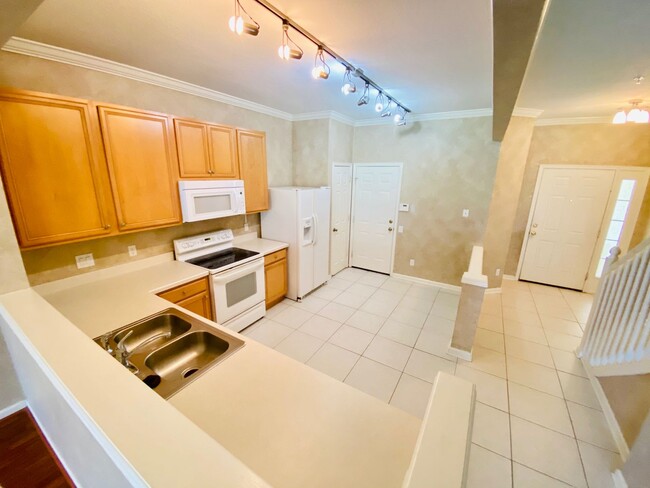 Building Photo - 2 BED / 2.5 BATH Townhome