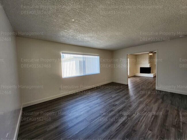 Building Photo - 3 bedroom/ 2 bathroom home located near th...