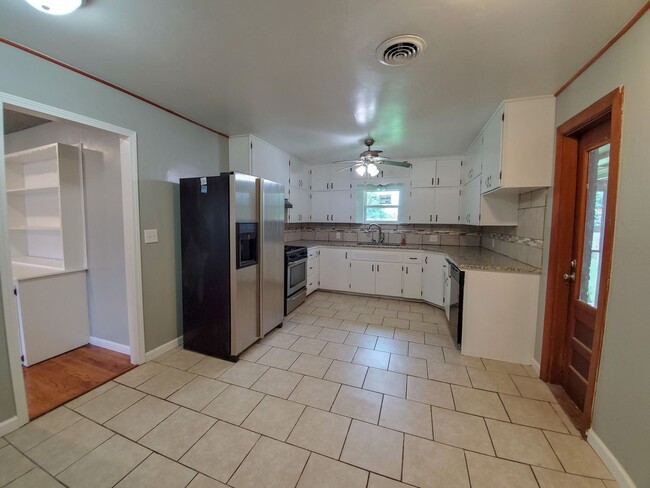 Building Photo - 4 Bedroom 2 bath Home in Shawnee