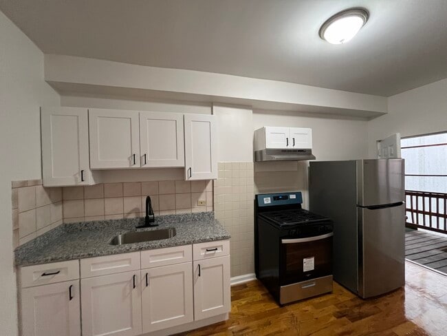 Building Photo - 1530 N Avers Ave