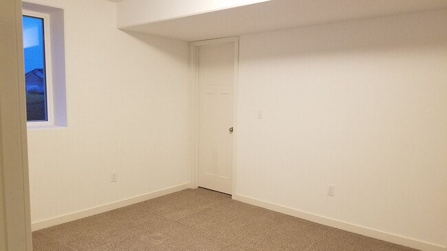 Building Photo - 4 Bedroom, 3 bath close to University and available August 14, 2026