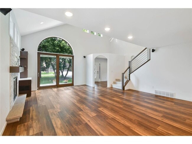 Building Photo - 154 Beaton Dr W