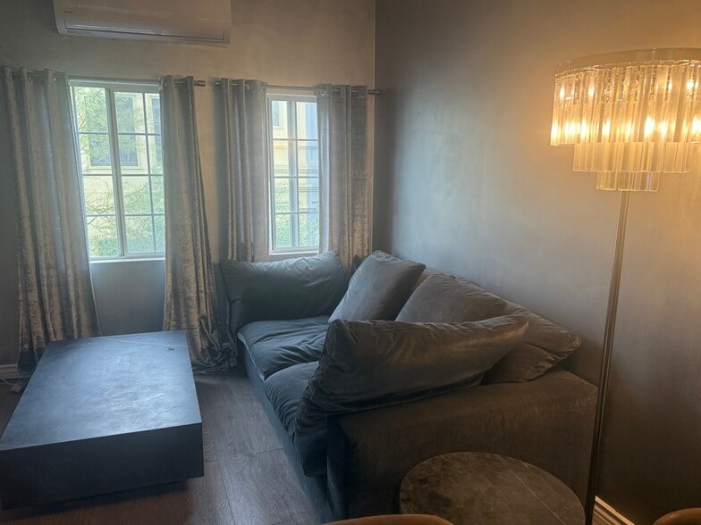 Living room - 231 Columbia Pl