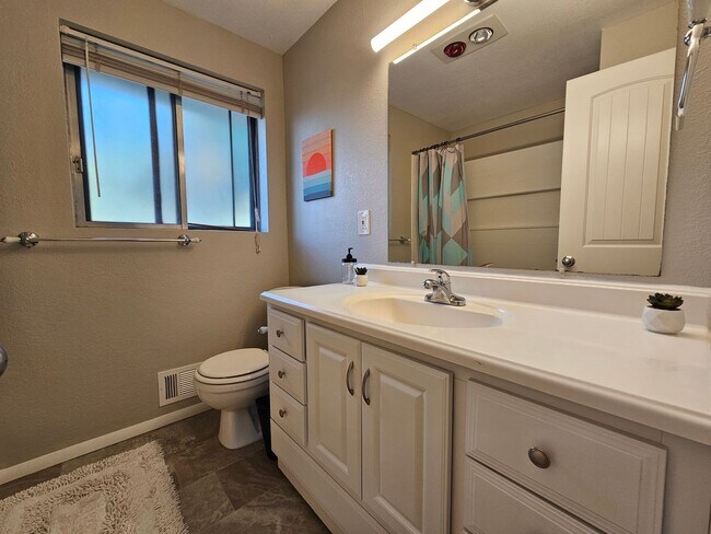 Building Photo - Fully Furnished Mid Century Charmer- month to month/midterm/short term, 3 bedrooms, highly desira...