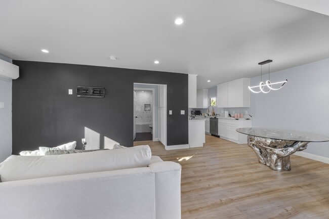 Building Photo - 341 E 91st St