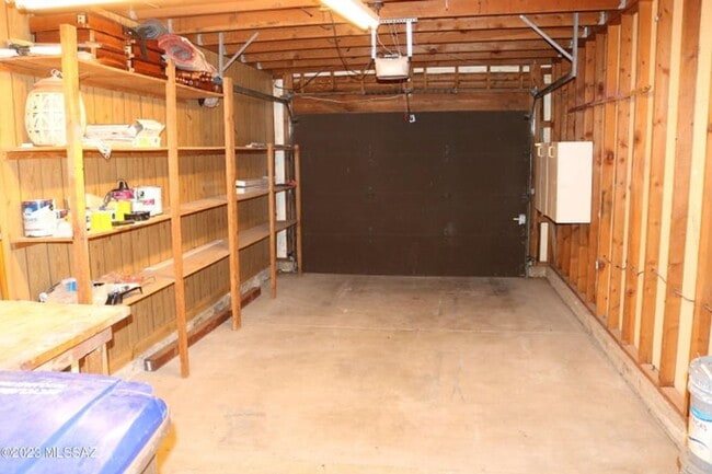 Building Photo - Super Northwest Location! Lovely spacious 3 bedroom, 2 bath home with large back yard