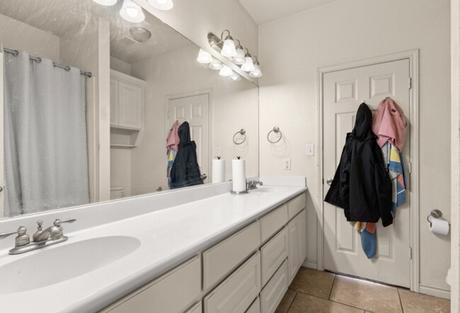 Building Photo - 5 bed 4 bath near campus!