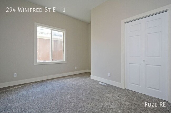 Building Photo - 294 Winifred St E