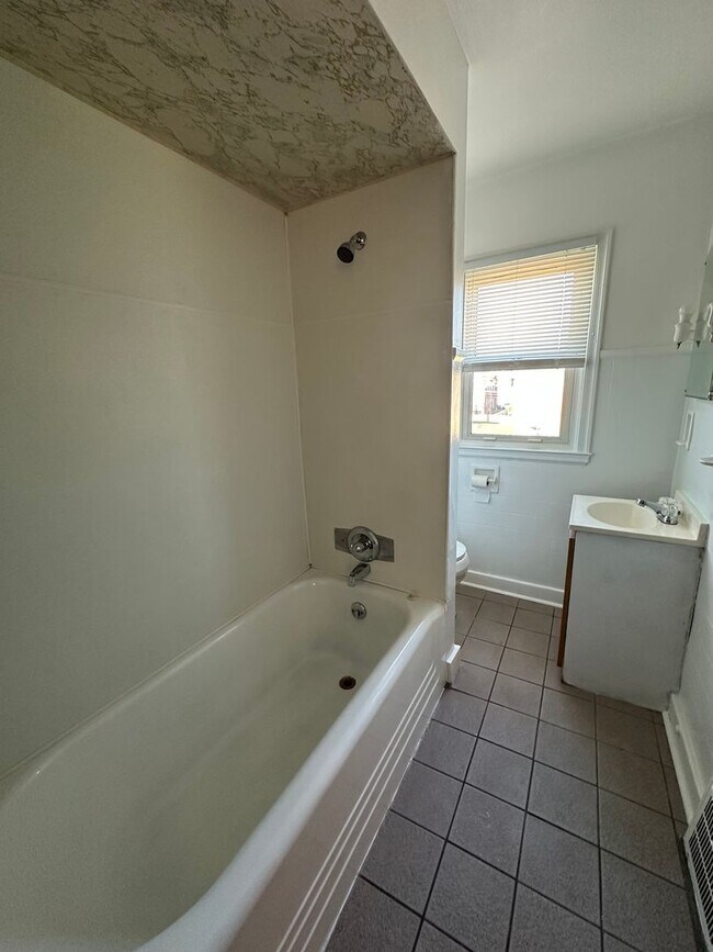 Building Photo - 1652 Roosevelt Ave