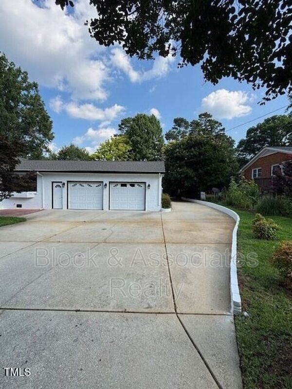Building Photo - 710 Wakeland Dr