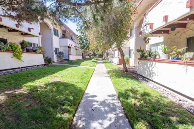 Building Photo - Spacious 1BR/1BA condo with patio and parking! Lake Murray Area $2195.00