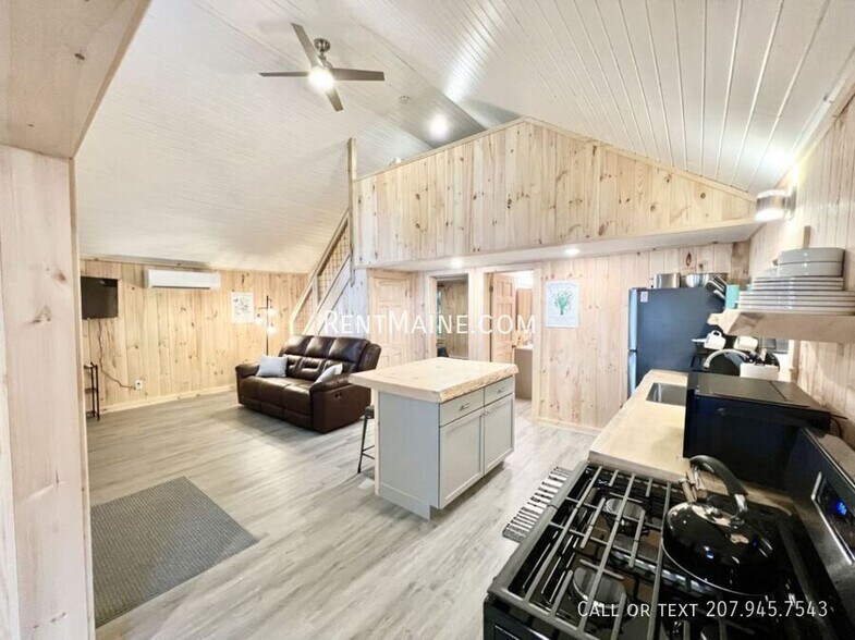 Building Photo - 8 Sand Beach Ln