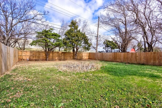 Building Photo - This Cute and Cozy 4 Bed, 2 Bath Home is Available now!!