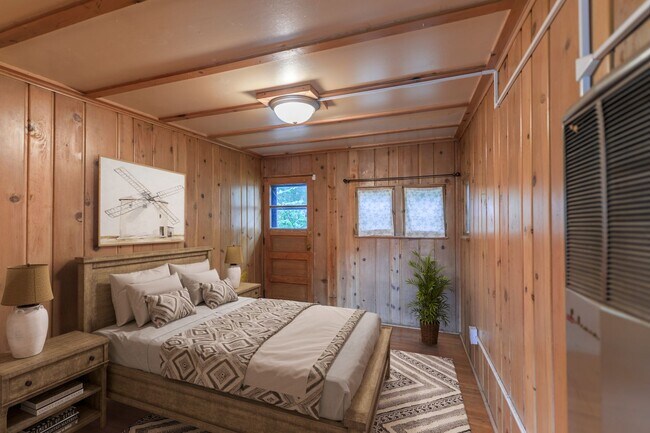 Building Photo - Adorable 2BR Carriage House Minutes from Downtown Mpls!