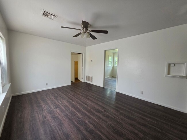 Building Photo - 3 Bed 1 Bath Home in Shawnee!
