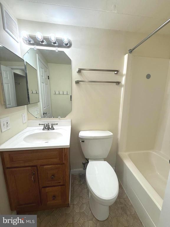 Building Photo - 1071 Lancaster Blvd