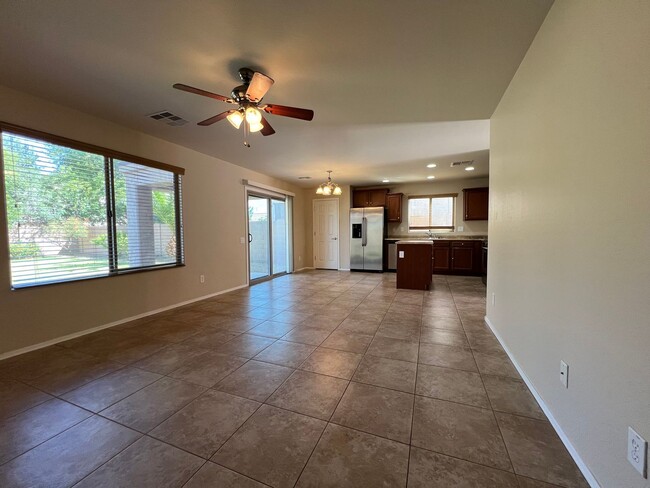 Building Photo - Ray & Signal Butte 4 Bedroom + loft/den