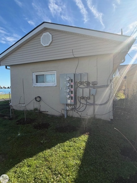 Building Photo - 9237 N River Rd