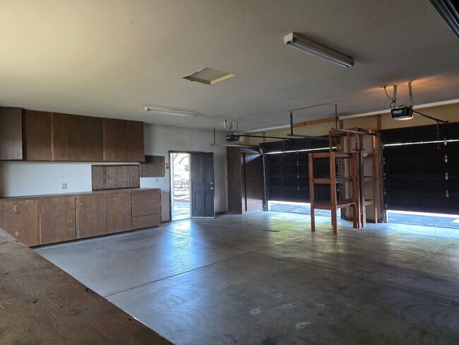 Building Photo - Great Home with Game Room