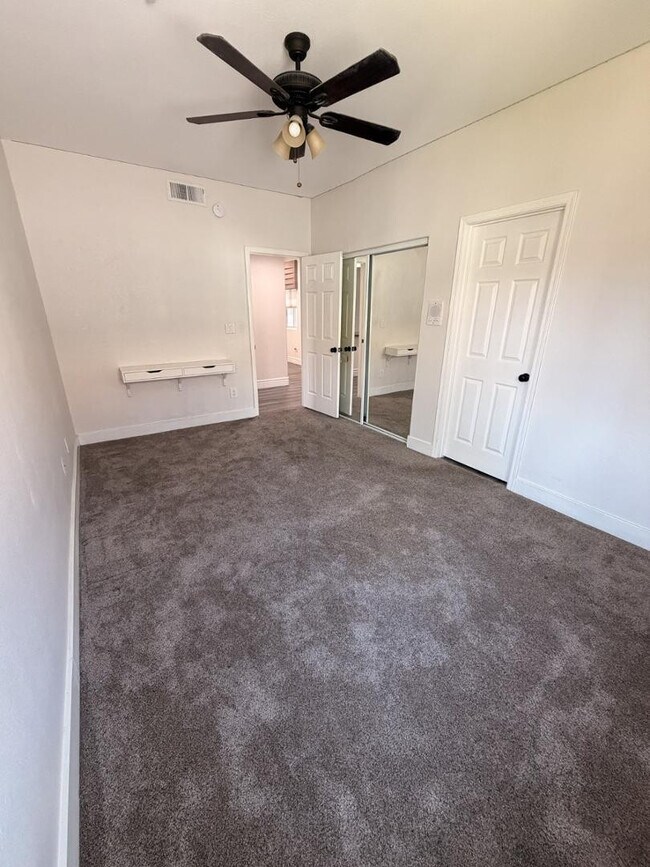 Building Photo - 7401 W Arrowhead Clubhouse Dr