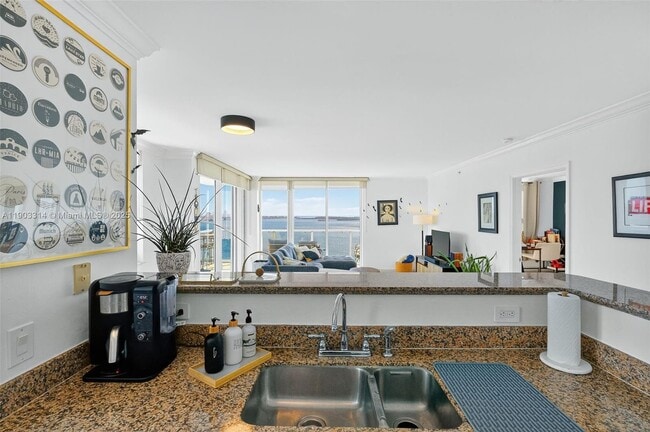 Building Photo - 1155 Brickell Bay Dr